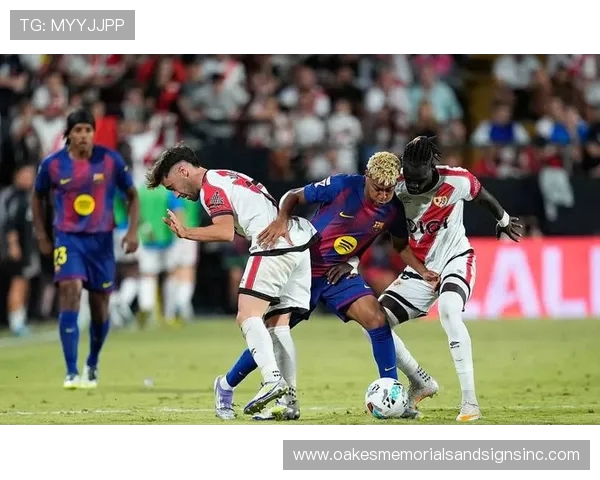 伊涅斯塔造访巴萨训练基地，与佩德里、亚马尔等人合影